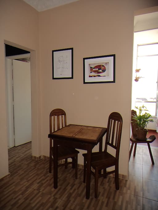 Sala - mesa para 2, que abre e fica com 4 lugares