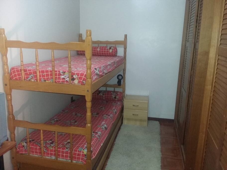 Cama auxiliar em baixo do beliche
