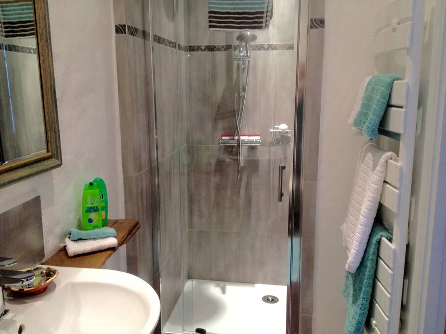 'Chambre Courbiéres' bathroom