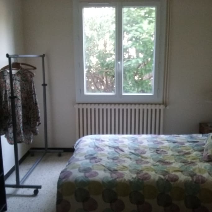 la chambre, fenêtre donnant sur la verdure