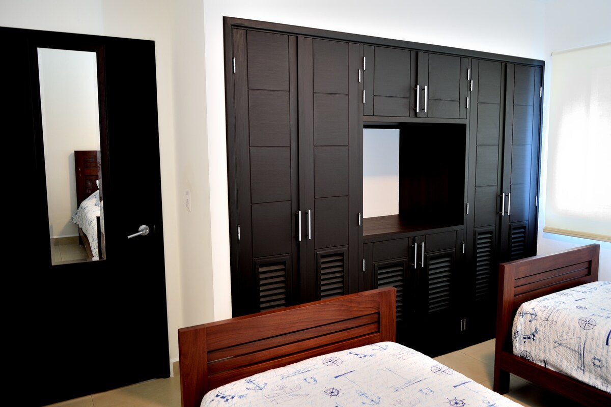 Dhomë dyshe në dollap #3