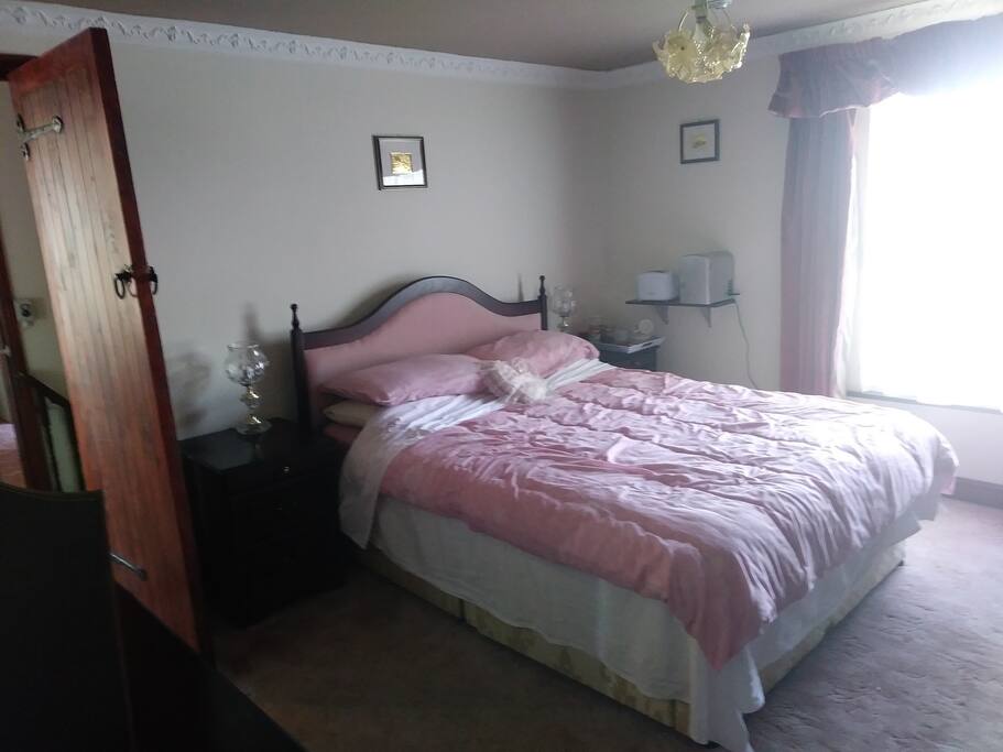 King ensuite with Tempur bed