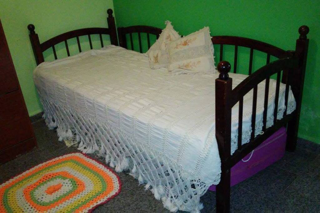 Cama solteiro (temos também colchão inflável de casal)