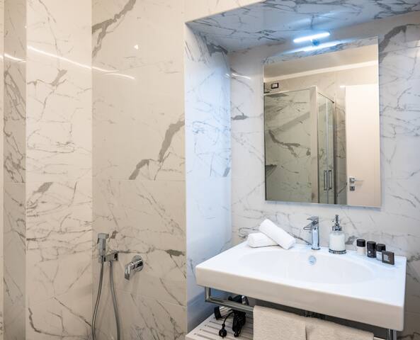 Florence Art Apts – Azzuro- Two Bedroom Apt gallery image 4