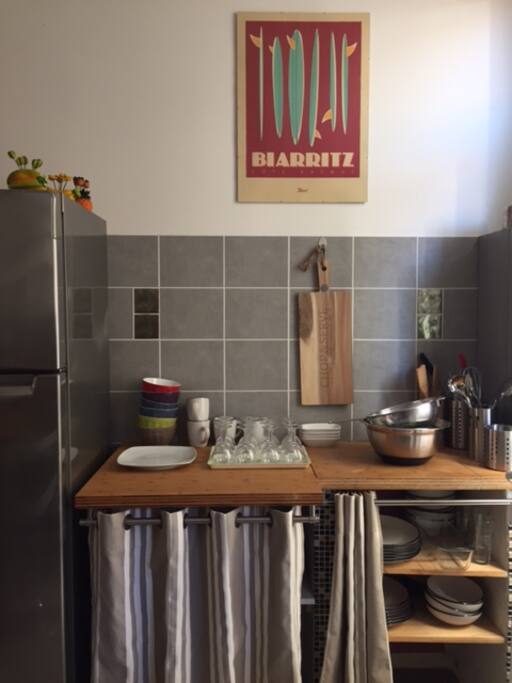 Cuisine américaine avec tous les ustensiles nécessaires