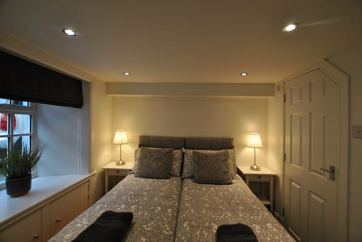 Dvojposteľová izba je na prízemí.