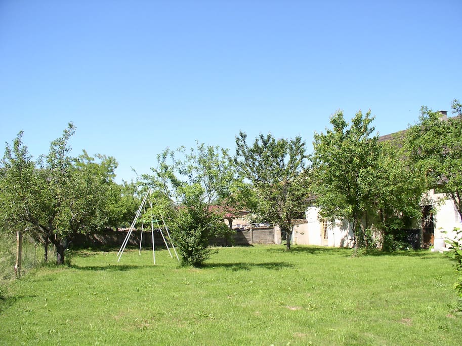 le jardin clôturé et le portique pour les enfants