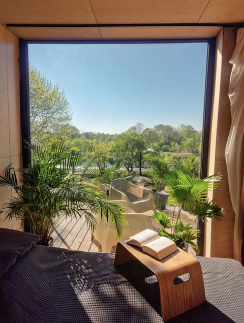 Popular Airbnb listing: Dom w ogrodzie Riverfront cabin in the garden 5 in Stare Winogrady
