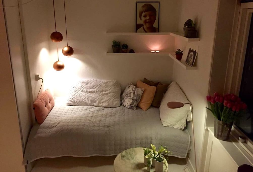 The queenbed/sofa corner