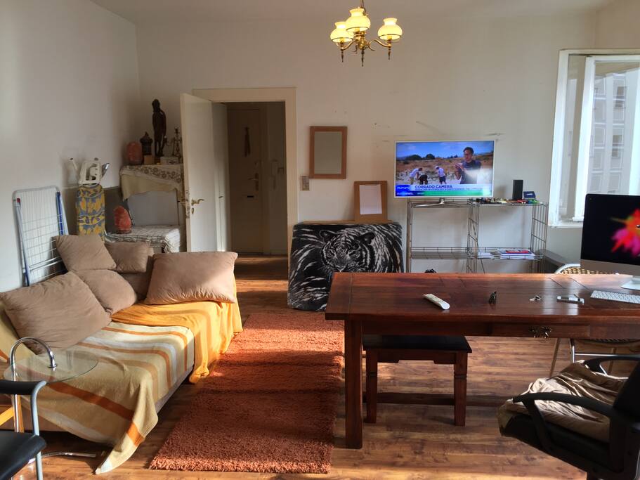 HD TV und Couch. Apple TV HD. Wichtige Nachrichten Sender und ausländische Sender sind oft von mir vorprogrammiert. CNN, CNBC, Euronews(eng) und viele deutsche Sender in HD.