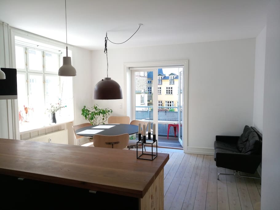 Kitchen & balcony