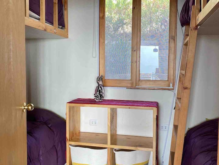 חדר 3: 
   4 מיטות בגודל 1.5 ס"מ (2 בקתות) +
   חדר רחצה מחוץ לחדר