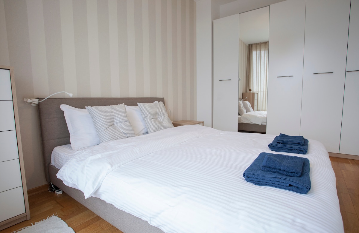 Spavaća soba nudi mirno utočište s bračnim krevetom, mekom rasvjetom i dovoljno prostora za odlaganje.

