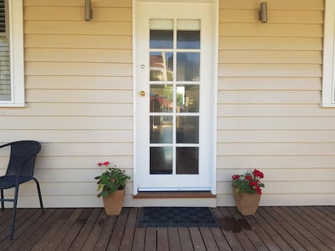 Valda's Cottage 
3 Bed 2 Bath Wi-fi Pets Smart TV