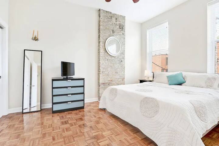 ❤︎ of Lincoln Park | 11ft Ceiling | 1,750ft² | W/D gallery image 2