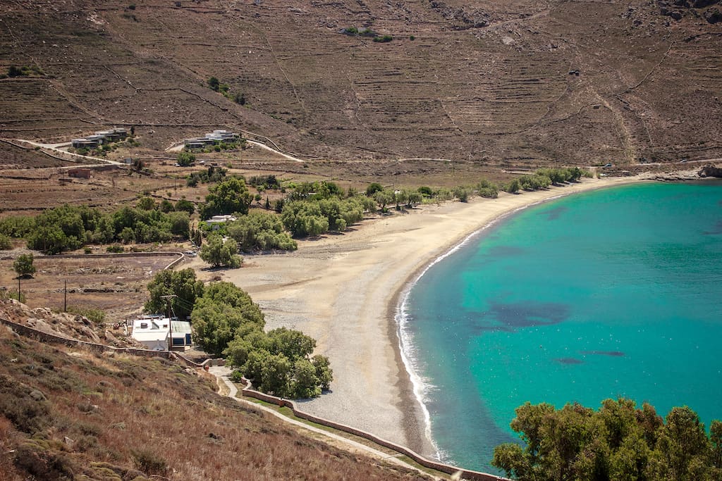 Ganema bay with the houses on the left. The small seaside tavern serves home gardrened greek salad and really cold beer!