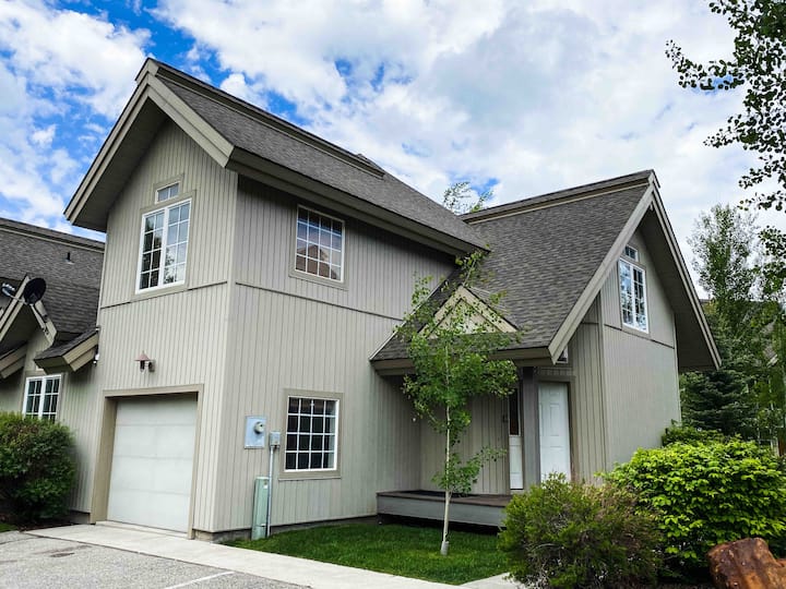 The GRAND Getaway Condo; just off Ski Hill Road Condominiums for Rent