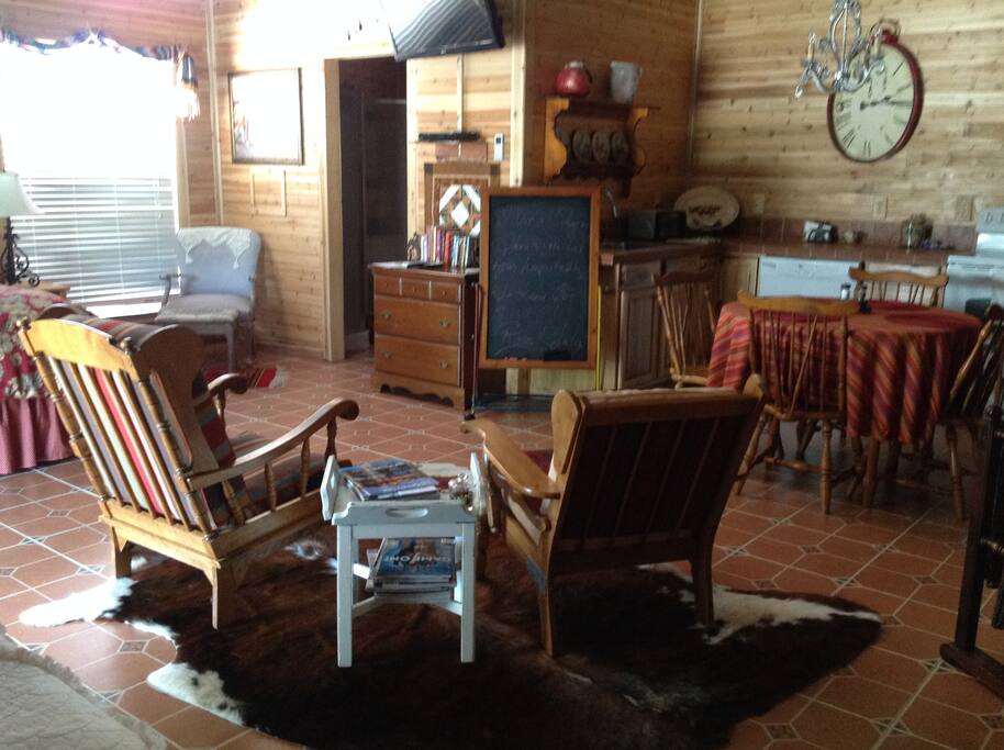 Main room, comfy!