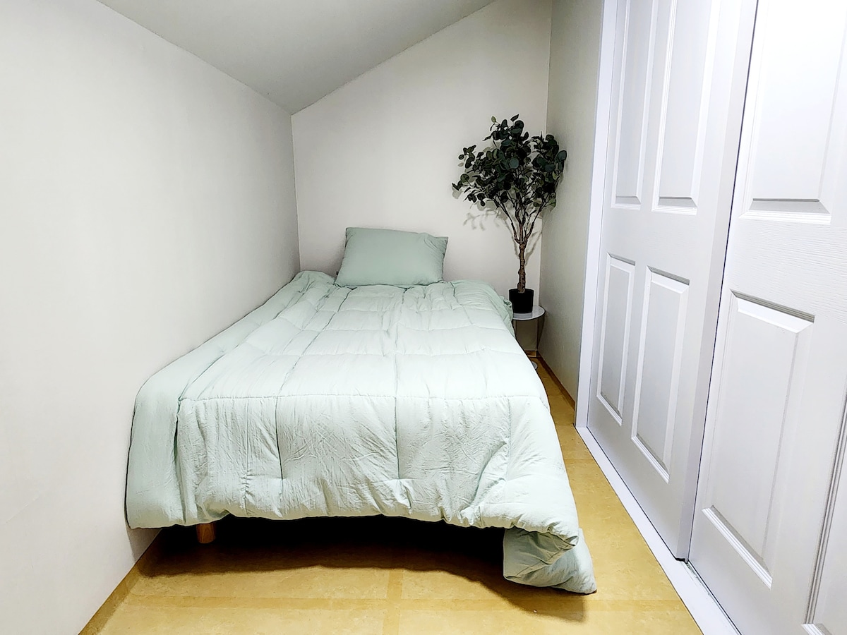 Es un dormitorio 2 (1 juego de camas súper individuales) en el segundo piso (piso doble), por lo que es un lugar donde puedes dormir por separado en cuarentena. Es un poco estrecho como se muestra en la imagen. Aún así, es acogedor.