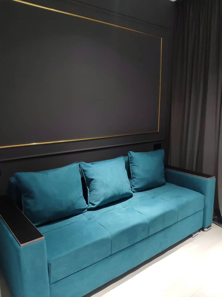 Une chambre avec un nouveau canapé pliant.
