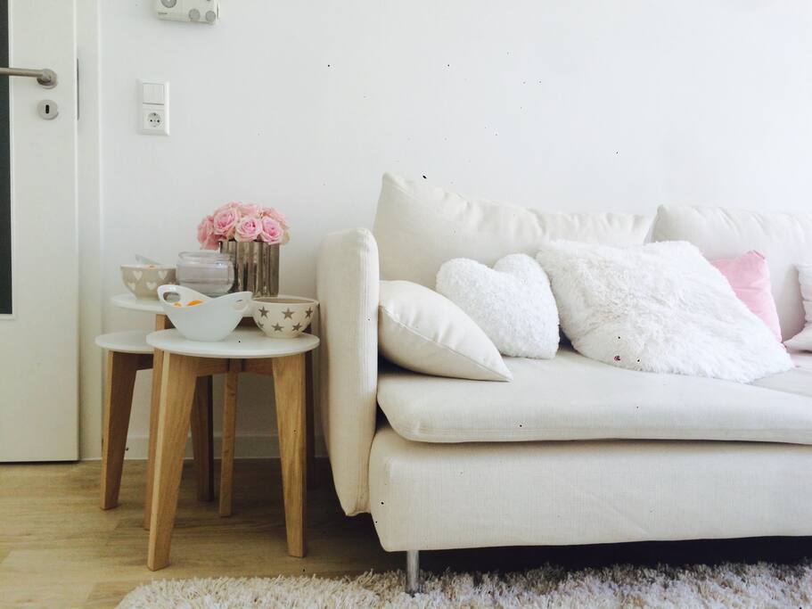 Sofa mit Beistelltischen