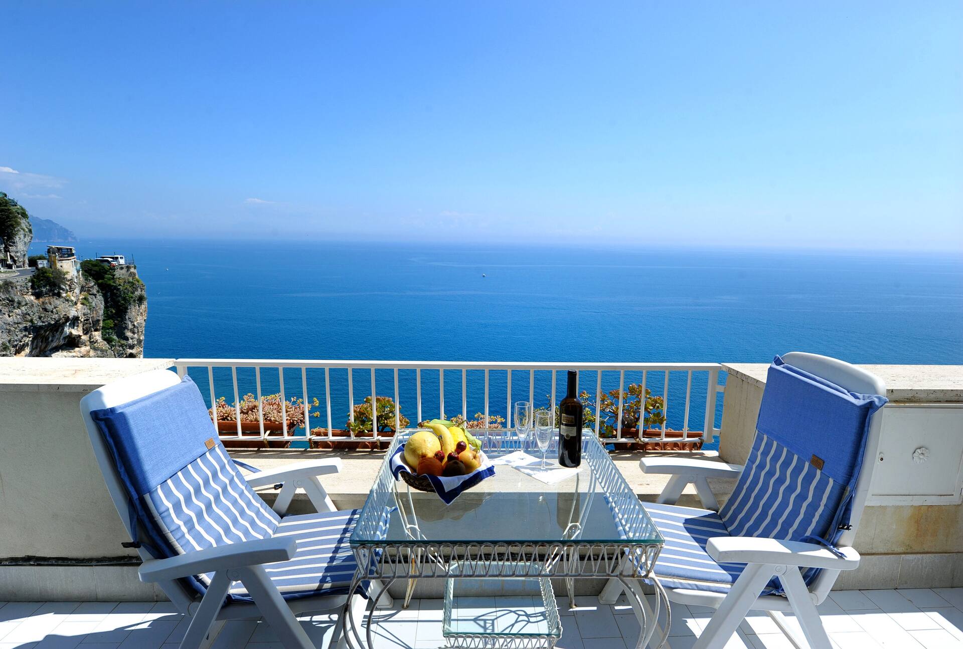 TERRACE OVER THE AMALFI SEA