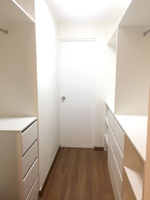 Walking closet frente a dormitorio