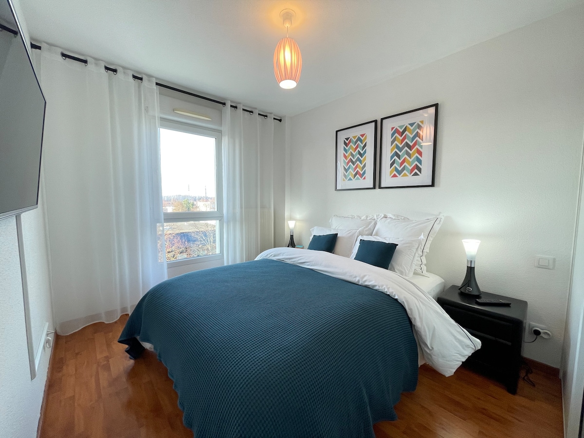 Prehľad spálne. Súkromná  pohodlná posteľ.