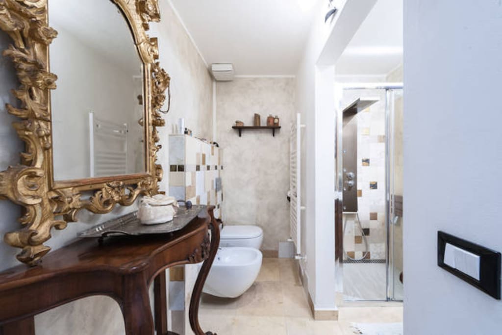 The big bathroom with hydromassage shower and sitting-Il grande bagno