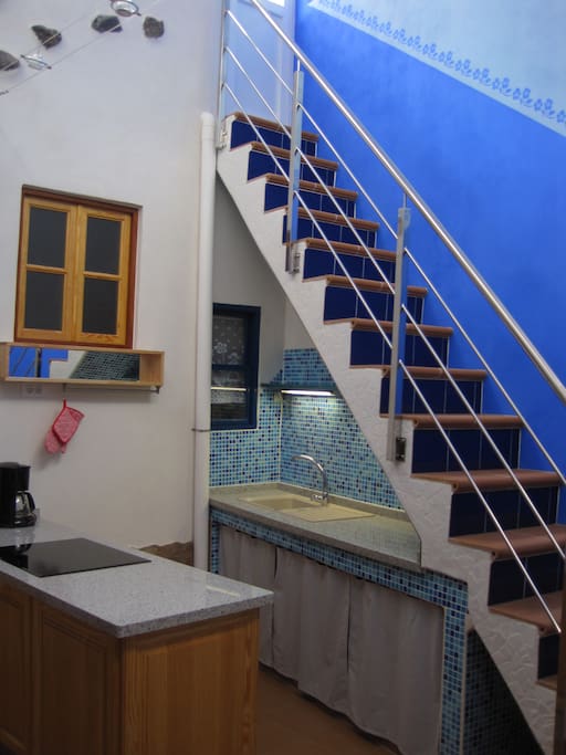 Küche und Treppe zur Dachterrasse