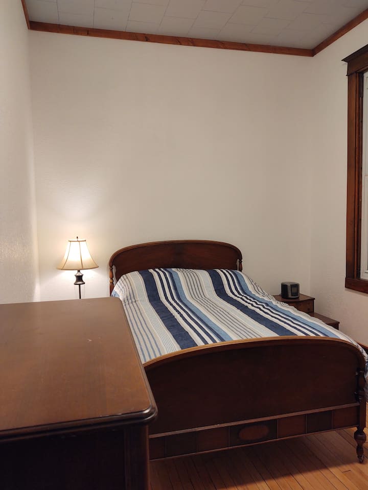 1号卧室配有古董卧室套装、全新全尺寸床垫和弹簧床垫，内置衣柜。  全新装修的硬木地板。装潢品味高雅。窗户宽敞，可俯瞰莱茵兰德市中心。美丽的空间。