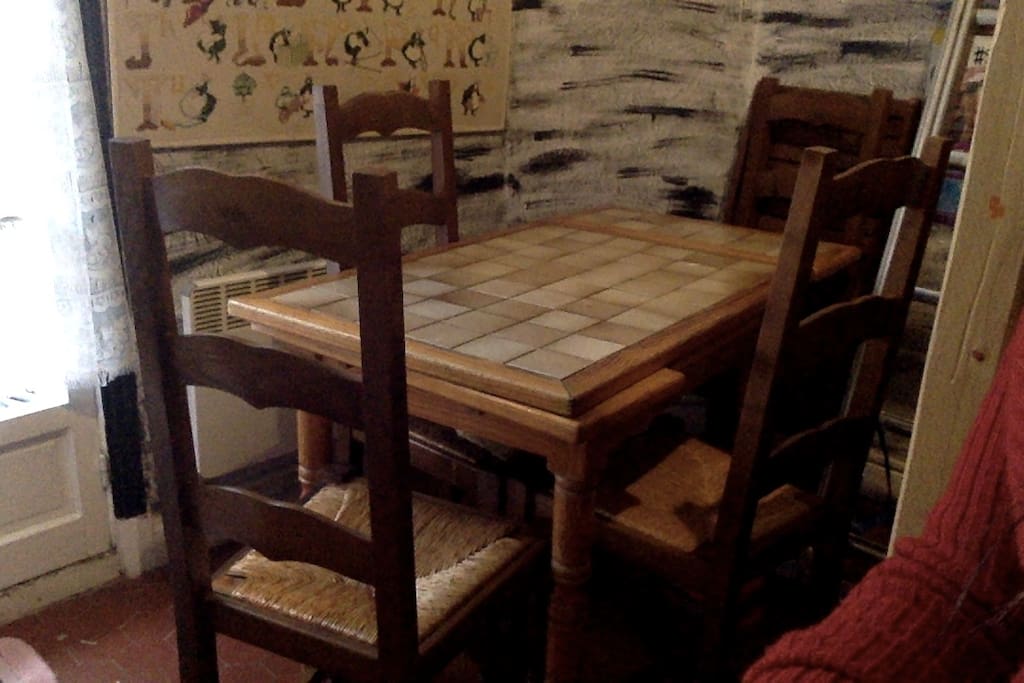 coin table dans la chambre de Mélusine