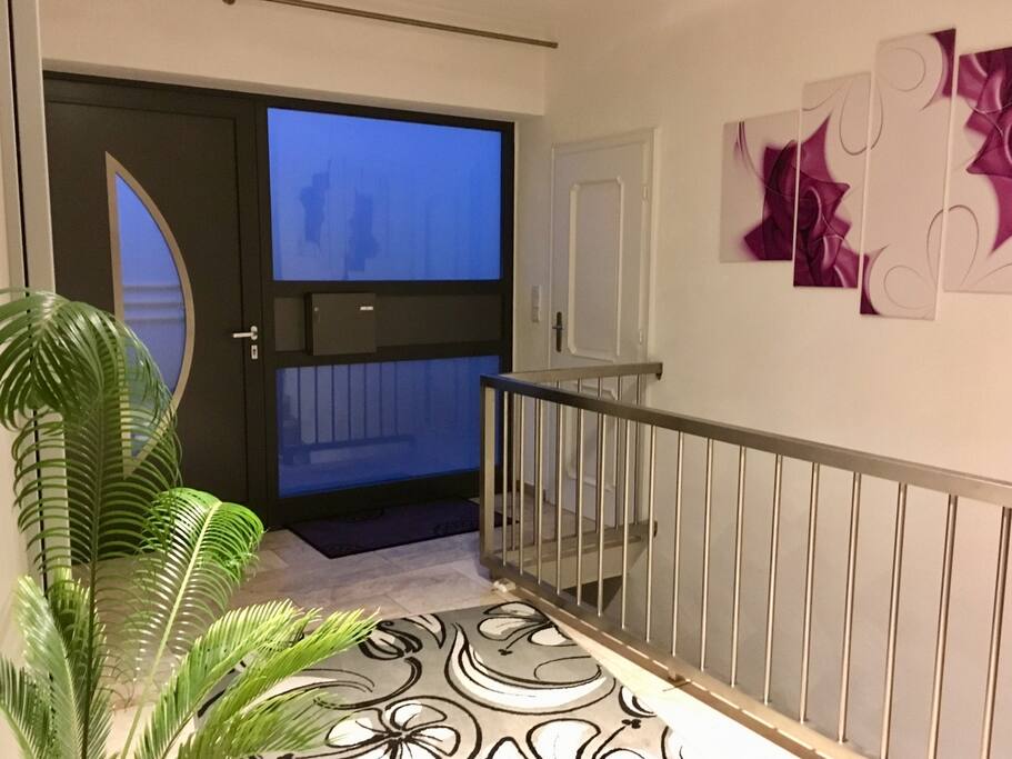 Flur: Eingang, Tür zur zweiten Toilette, Abgang zum Keller.