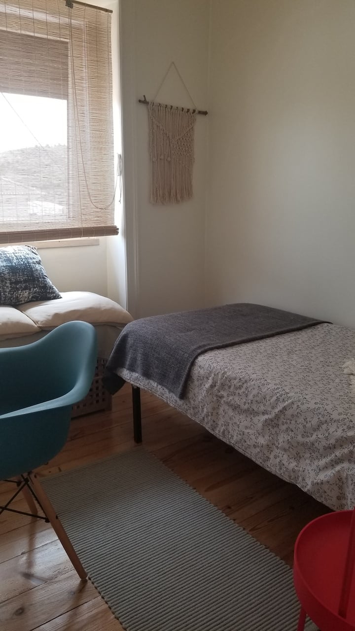 Single Bedroom with single bed 