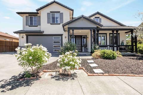 Art house. 10 min to napa/hilltop views