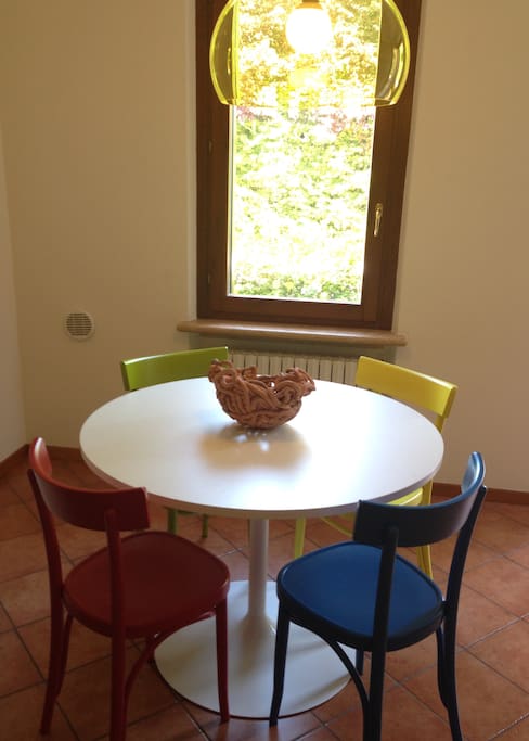 Angolo pranzo. Accessori Kartell. Centro tavola in ceramica by Ardini.