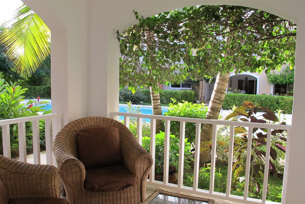 terraza con vistas a la piscina y al jardín