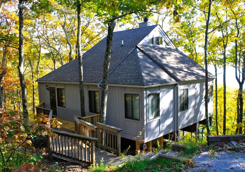 Wintergreen cabin, steps to slopes and resort amenities.