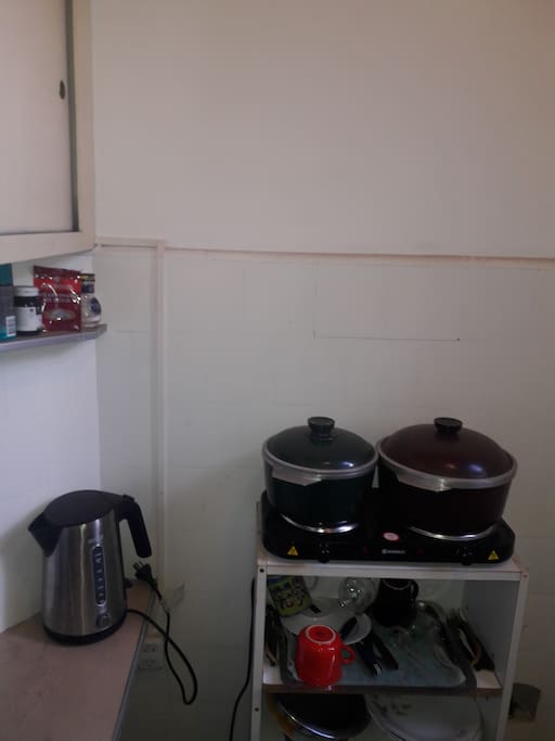 Cocina con anafe electrico cafetera, licuadora ,juguera; horno electrico, micro ondas , heladera