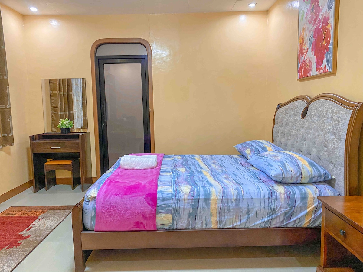 Hoofdslaapkamer met en suite badkamer en split-type airco