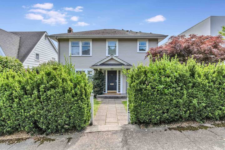 Fabulous Space Needle Views in Queen Anne gallery image 3