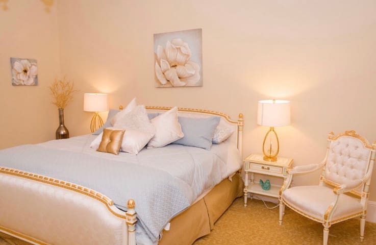209 Versailles Suite (Breakfast Included)