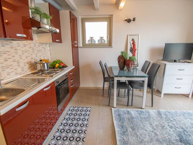 VanGogh-beautiful lake Iseo view and swimming pool gallery image 3