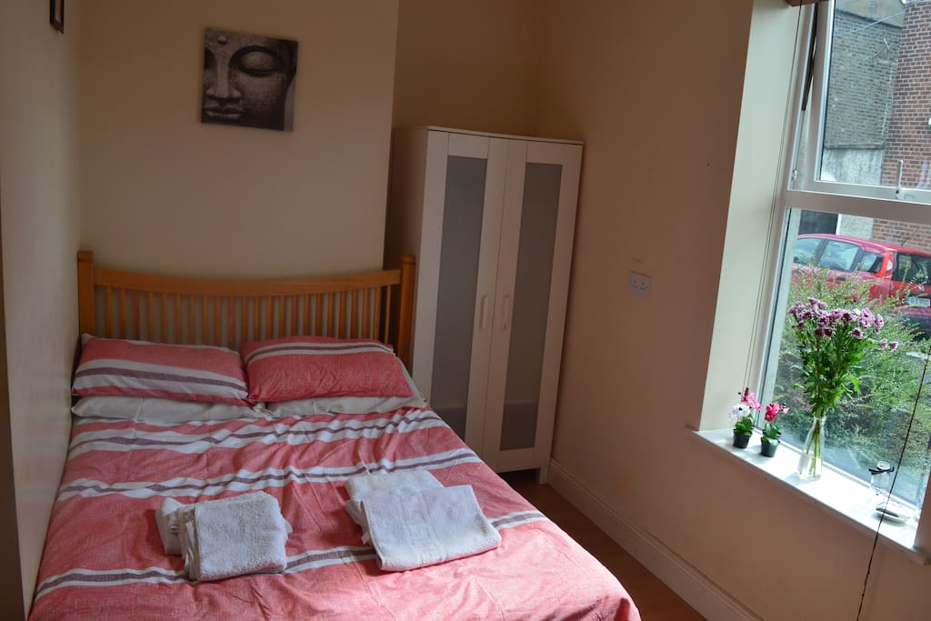 Lovely cozy apt with a luxury bed for you and your partner to rest in with a window that gives you alot of lighting to brighten up your day as you begin the sight seeing of Dublin.
