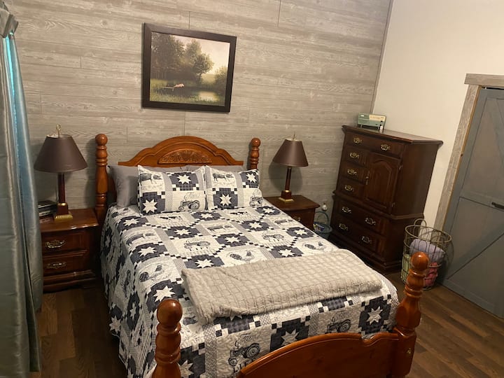 Bedroom 1 Queen size bedroom 