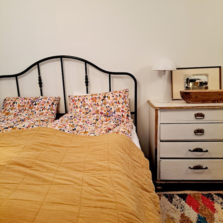 เตียงคู่ในห้องนอนใหญ่ขนาด 160x200 ซม.