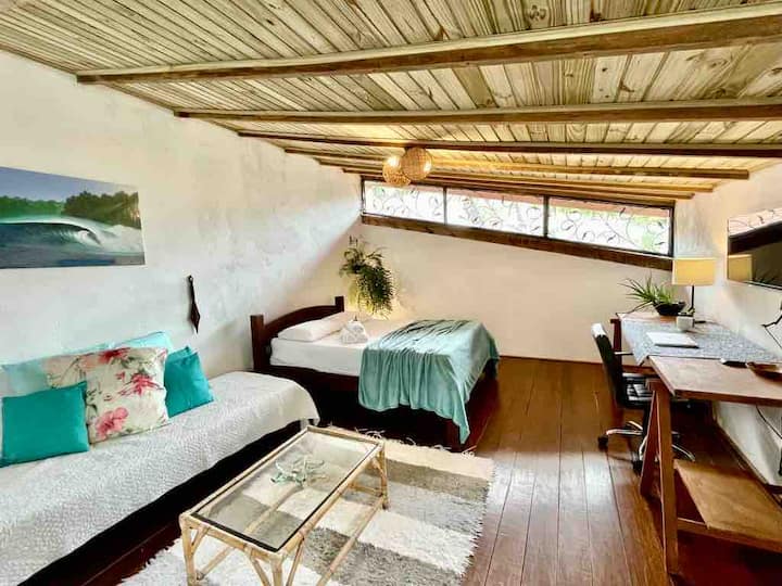 Chumba cha mezzanine kilicho na kiyoyozi, meza ya ofisi ya nyumbani.
Sehemu tulivu na yenye starehe