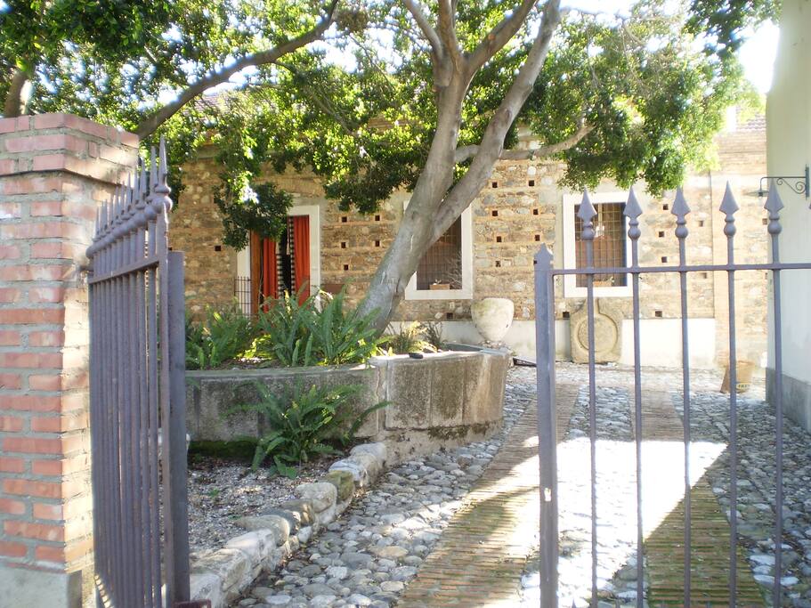the main entrance from the parking