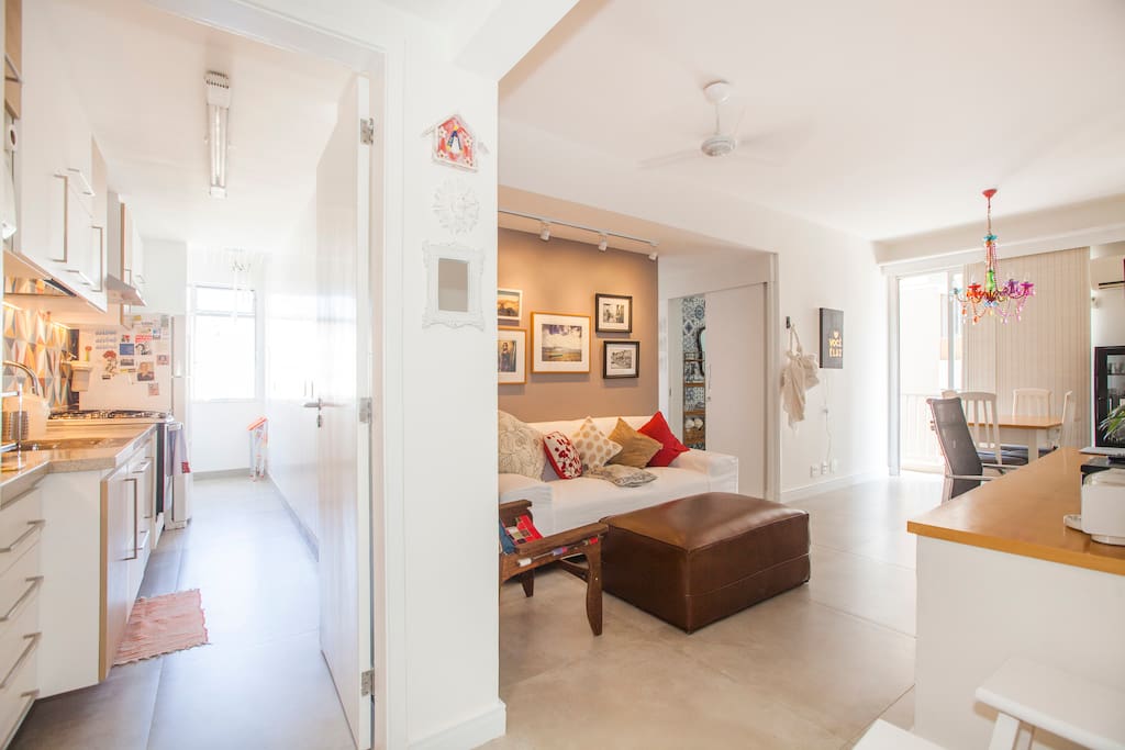The place is super bright and quiet, this is the entrance hall with kitchen and living room. Brand new, all renovated in 2017