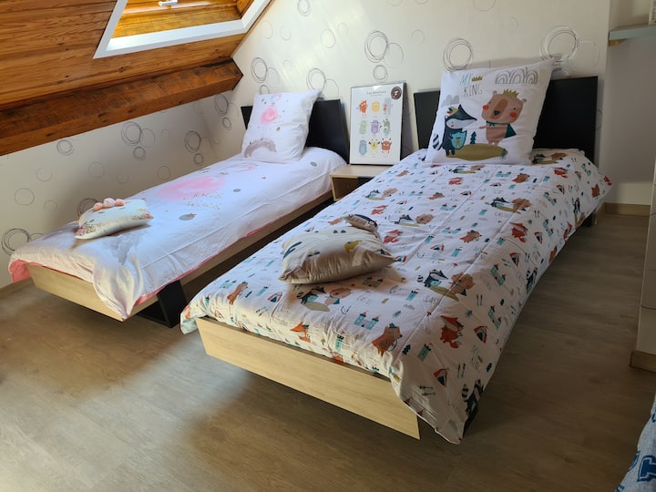 Dhoma gjumi me 3 krevate tekë dhe një komo